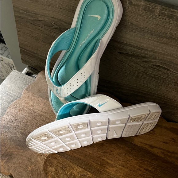 Nike Women's Sandals in White and Teal size 7 - Picture 4 of 6